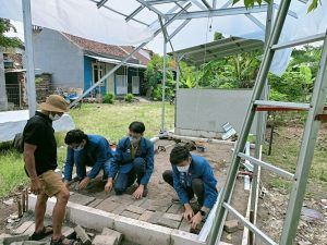 sebagian mahasiswa COP kelompok 2 saat memasang paving pembuatan Green House.jpeg