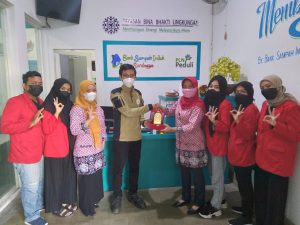 Penyerahan penghargaan Bank Sampah Untag dengan BSIS